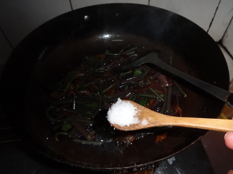 蕨菜炒腊肉步骤8