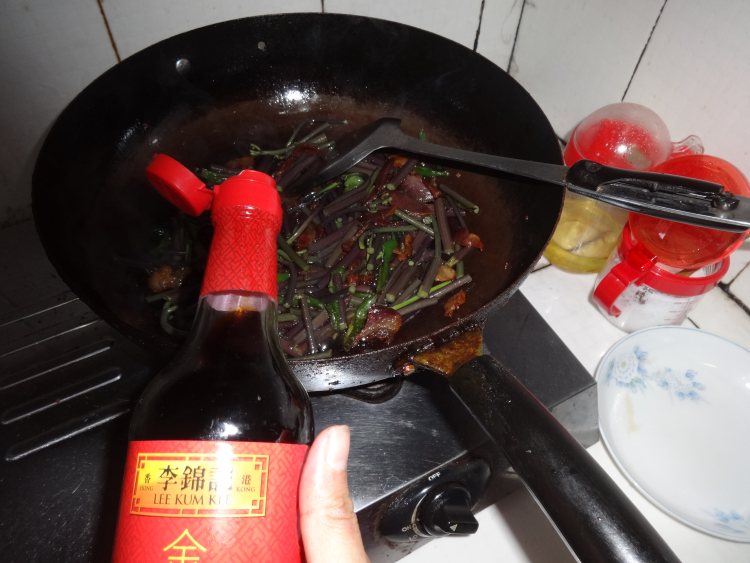 蕨菜炒腊肉步骤7