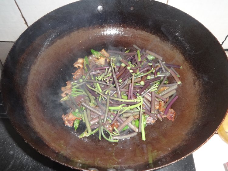 蕨菜炒腊肉步骤6