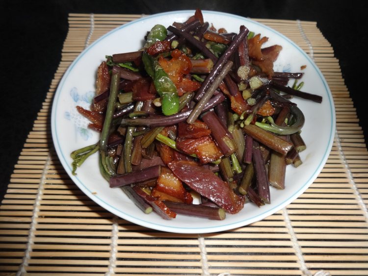 蕨菜炒腊肉步骤9