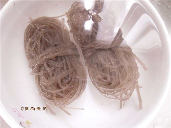 腊肉蒜蓉豉香粉条步骤1