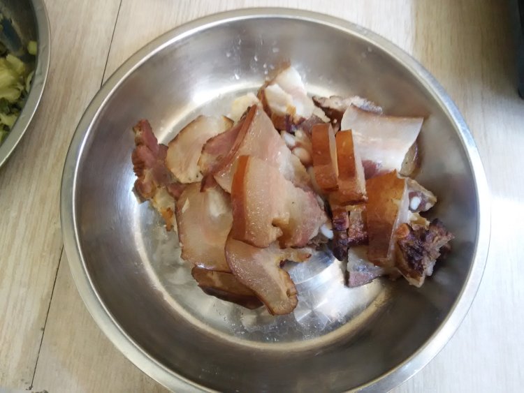 酸菜炒腊肉步骤1