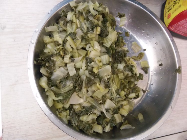 酸菜炒腊肉步骤2