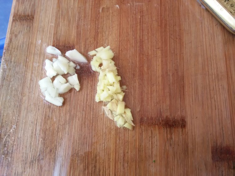 酸菜炒腊肉步骤3