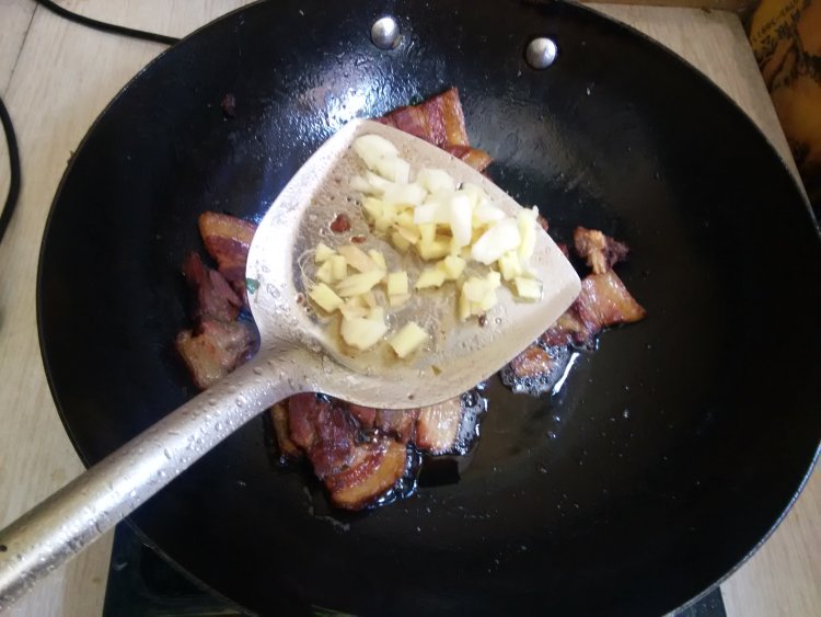 酸菜炒腊肉步骤5