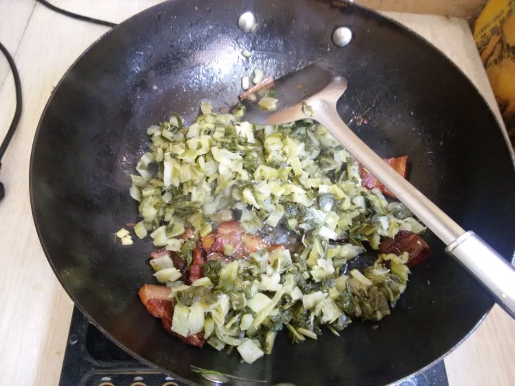 酸菜炒腊肉步骤6