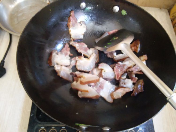 酸菜炒腊肉步骤4