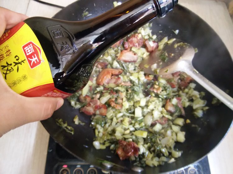 酸菜炒腊肉步骤7