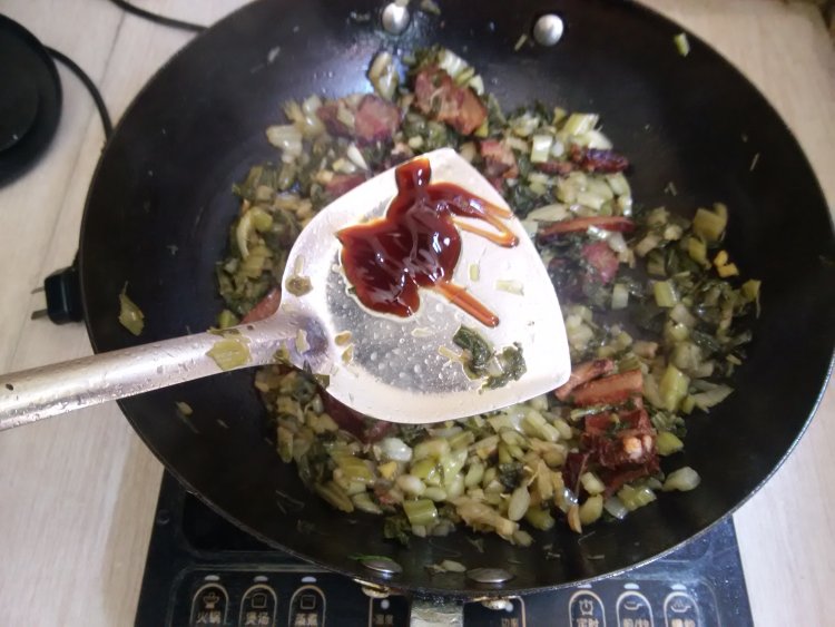 酸菜炒腊肉步骤8