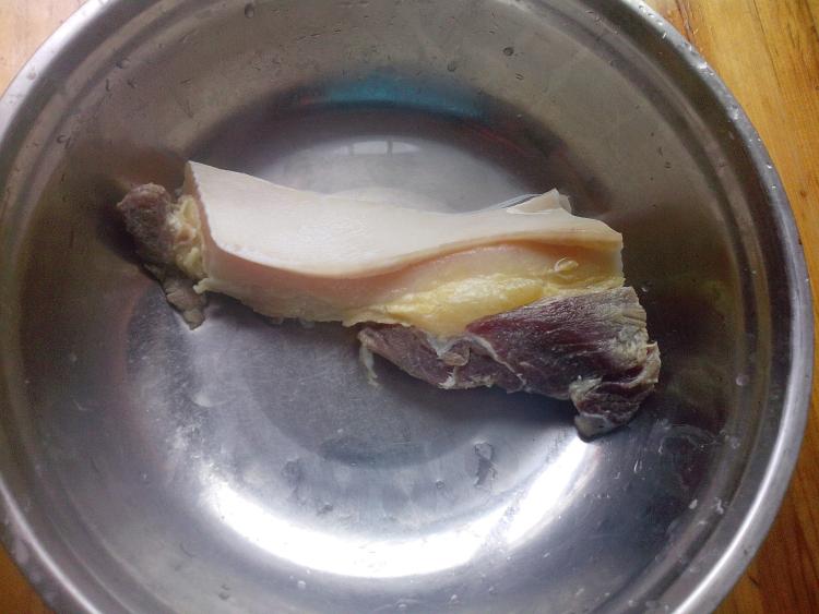 青椒蒜苔炒腊肉步骤1