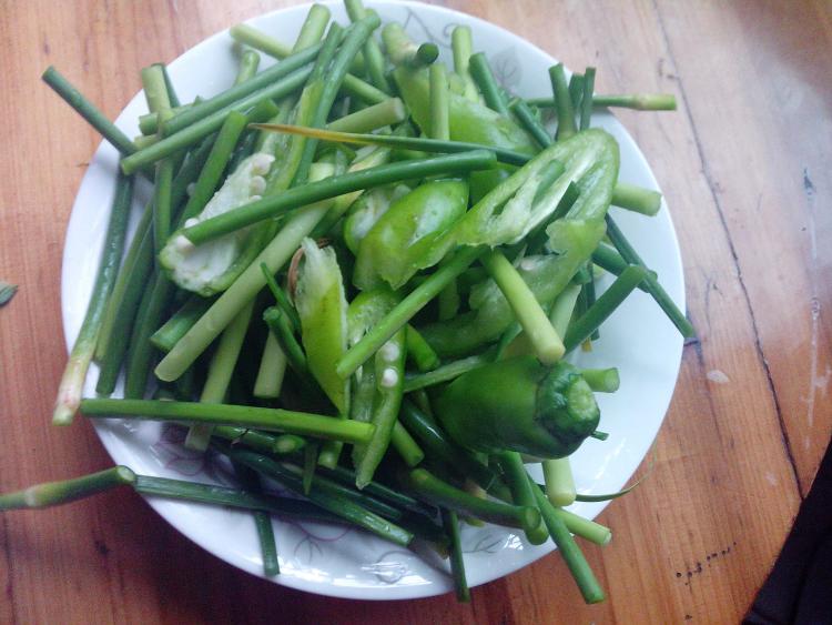 青椒蒜苔炒腊肉步骤6