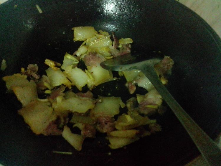 青椒蒜苔炒腊肉步骤8