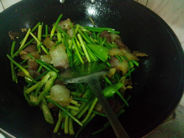 青椒蒜苔炒腊肉步骤11