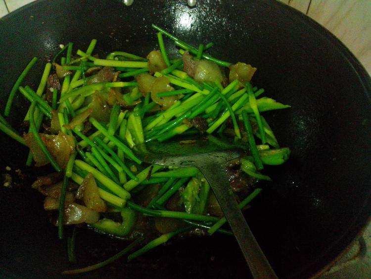 青椒蒜苔炒腊肉步骤12