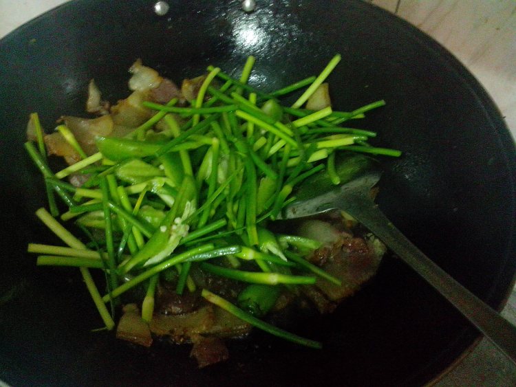 青椒蒜苔炒腊肉步骤10