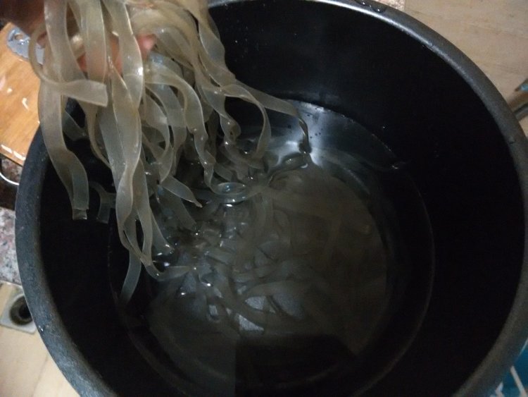 腊肉油豆腐炖粉条步骤2