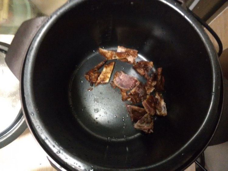 腊肉油豆腐炖粉条步骤4