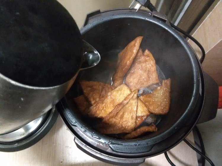 腊肉油豆腐炖粉条步骤6