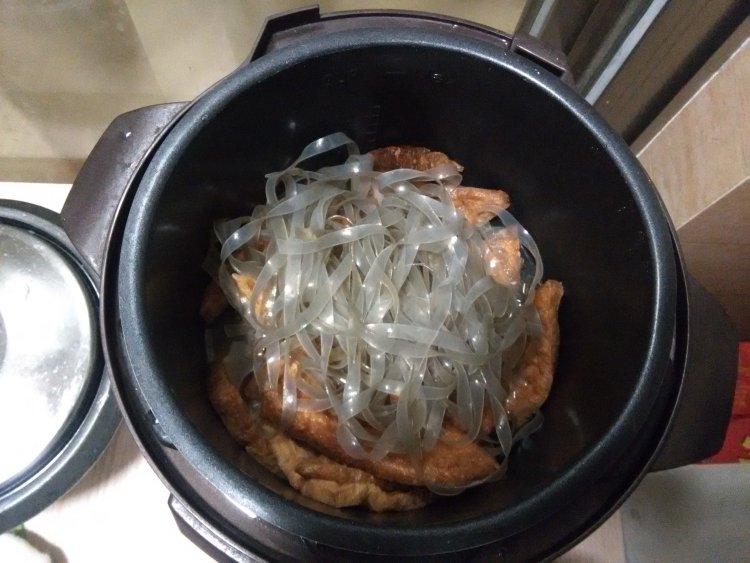 腊肉油豆腐炖粉条步骤7