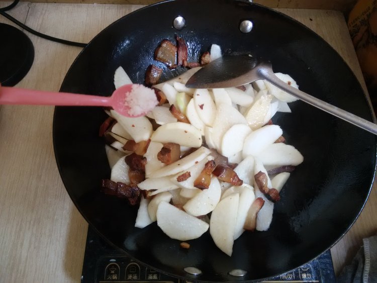 腊肉烧白萝卜步骤5