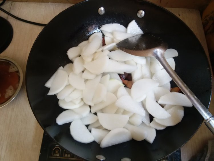 腊肉烧白萝卜步骤4