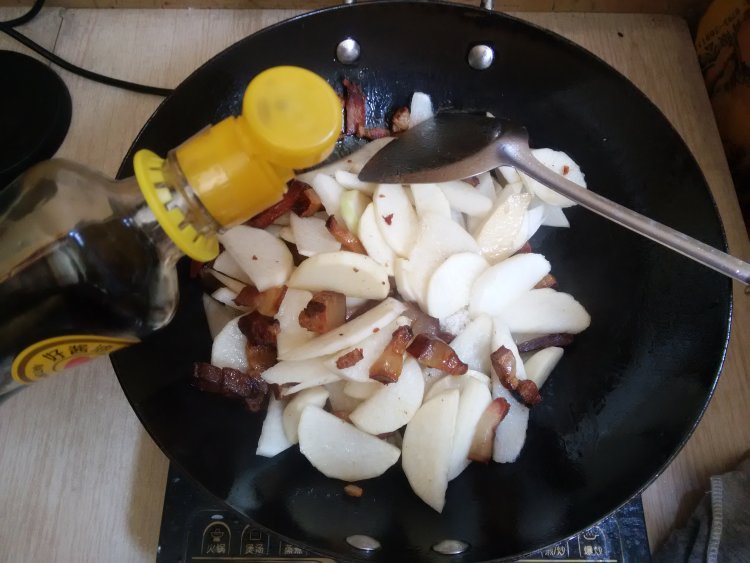 腊肉烧白萝卜步骤6