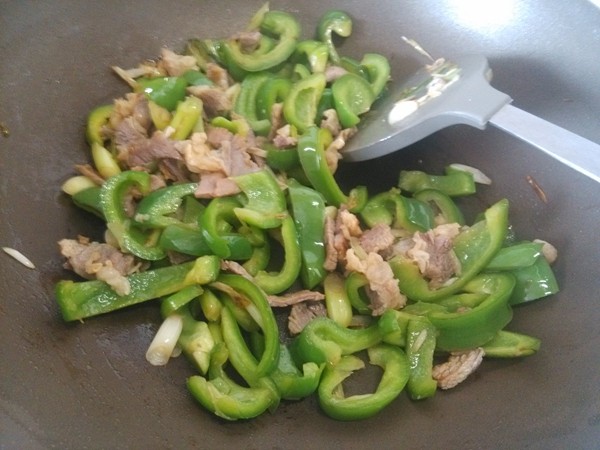 柿子椒炒腊肉步骤8