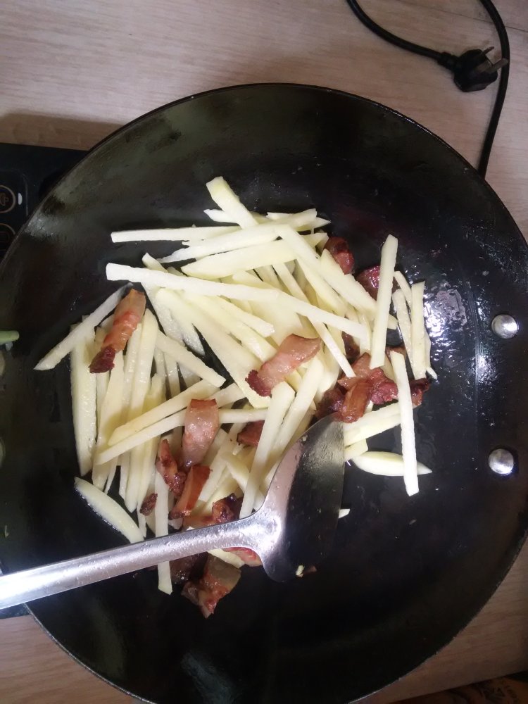 土豆炒腊肉步骤4