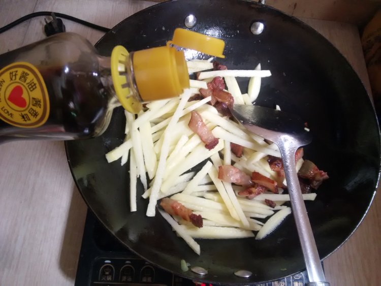土豆炒腊肉步骤5