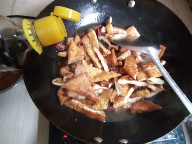 腊肉烧油豆腐步骤7