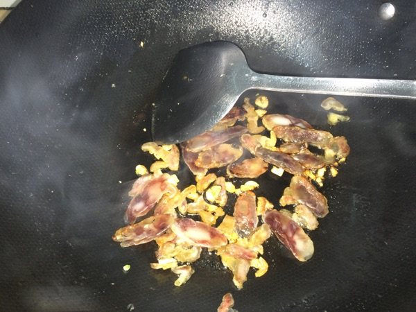 辣椒豆干炒腊肉（腊肠步骤2