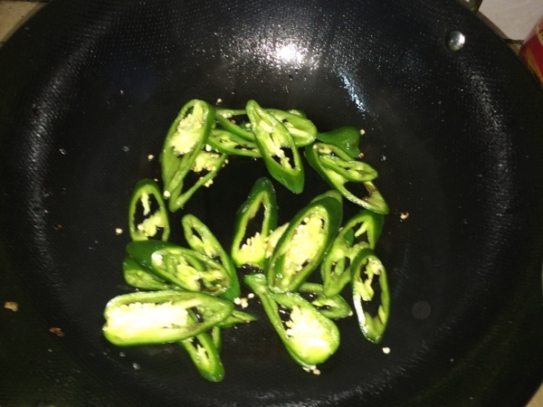 辣椒豆干炒腊肉（腊肠步骤3