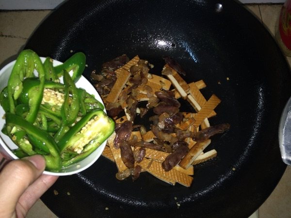 辣椒豆干炒腊肉（腊肠步骤5