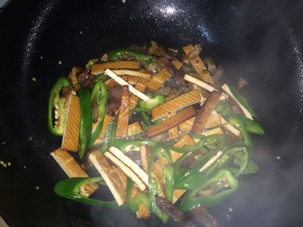 辣椒豆干炒腊肉（腊肠步骤7