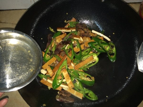 辣椒豆干炒腊肉（腊肠步骤6