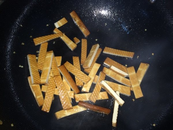 辣椒豆干炒腊肉（腊肠步骤4