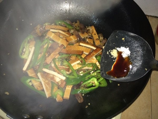 辣椒豆干炒腊肉（腊肠步骤8