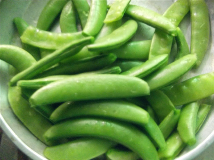 甜豆鸡腿菇炒腊肉步骤1