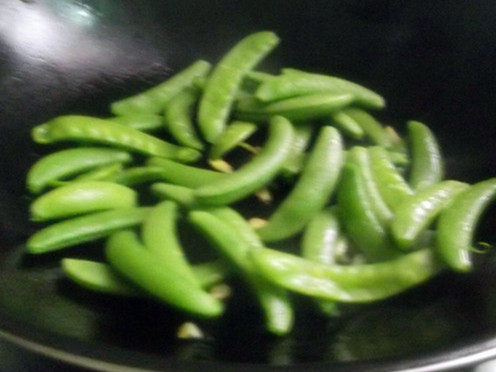 甜豆鸡腿菇炒腊肉步骤4