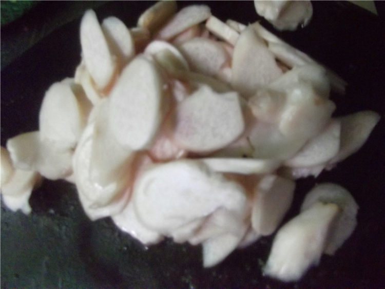 甜豆鸡腿菇炒腊肉步骤3