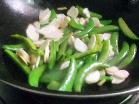 甜豆鸡腿菇炒腊肉步骤5