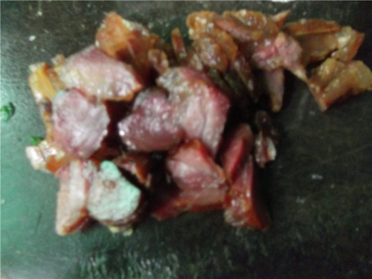 甜豆鸡腿菇炒腊肉步骤2