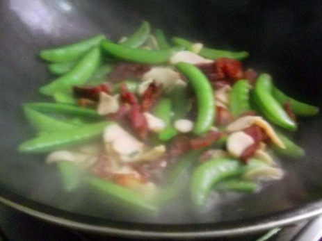 甜豆鸡腿菇炒腊肉步骤6