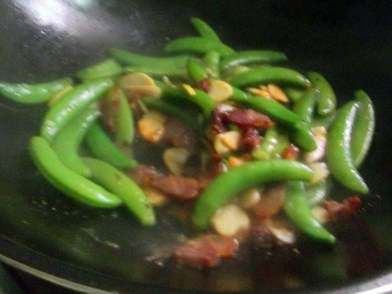 甜豆鸡腿菇炒腊肉步骤7