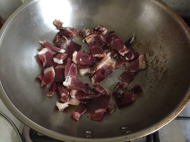 白菜炒腊肉步骤4
