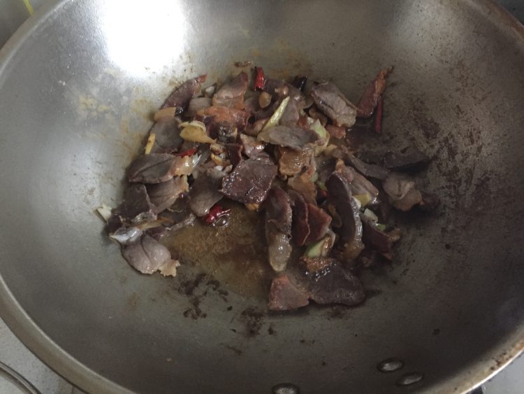 白菜炒腊肉步骤5