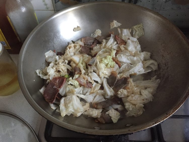 白菜炒腊肉步骤7