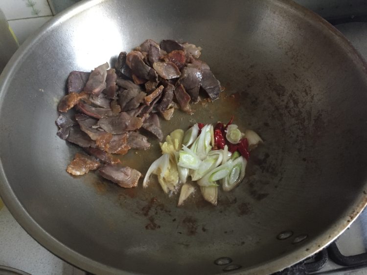 白菜炒腊肉步骤6
