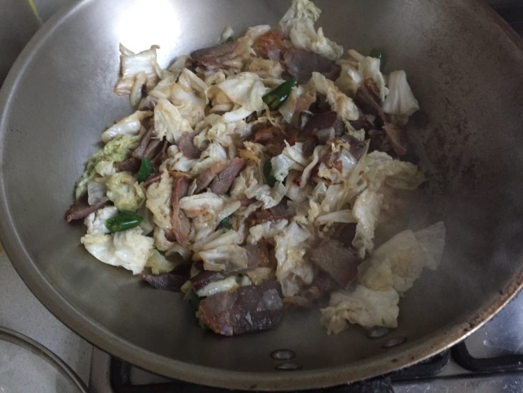 白菜炒腊肉步骤8