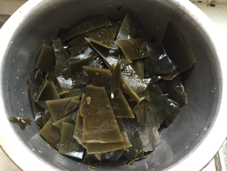 腊肉炒海带步骤1